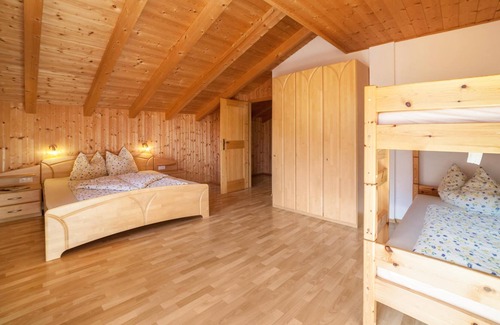 Moso in Passiria Apartamento | Apartment "Egarthof Ferienwohnung Edelweiss" with Mountain View, Wi-Fi, Balcony & Garden