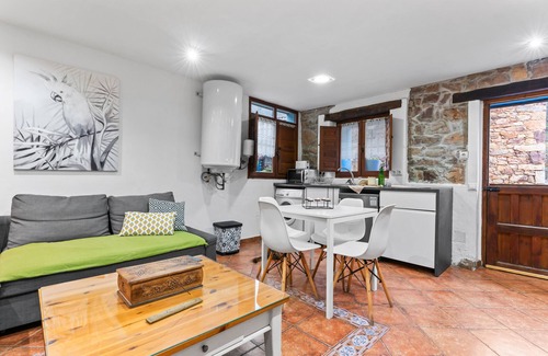 Santa María Apartamento | Apartamento 'El Ablanu, bañera de hidromasaje y vistas' con vistas a la montaña, terraza y Wi-Fi