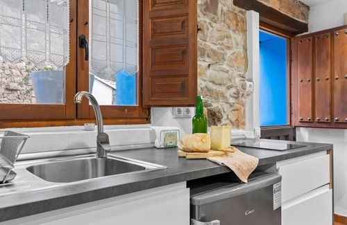 Santa María Apartamento | Apartamento 'El Ablanu, bañera de hidromasaje y vistas' con vistas a la montaña, terraza y Wi-Fi
