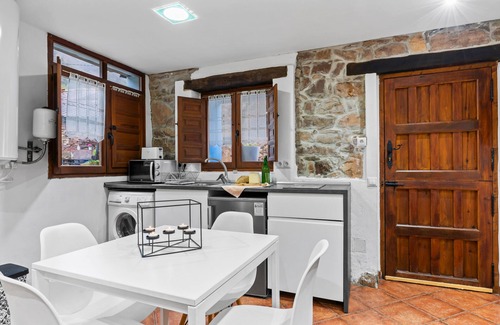 Santa María Apartamento | Apartamento 'El Ablanu, bañera de hidromasaje y vistas' con vistas a la montaña, terraza y Wi-Fi
