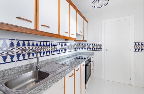 Diputación de Rincón de San Ginés Apartamento | Apartamento 'El Buen Sol' con vistas al mar, piscina compartida y Wi-Fi