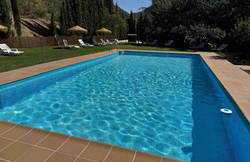 Huetor Santillan Apartamento | Apartamento 'El Cedro' con vistas a la montaña, piscina compartida y Wi-Fi