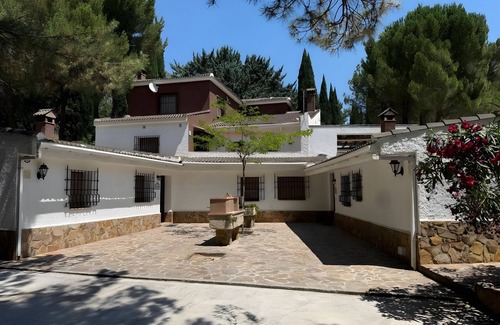 Huetor Santillan Apartamento | Apartamento 'El Cedro' con vistas a la montaña, piscina compartida y Wi-Fi