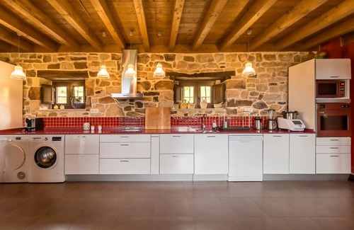 Lierganes Apartamento | Apartamento 'El Manantial' con vistas a la montaña, jardín privado y Wi-Fi
