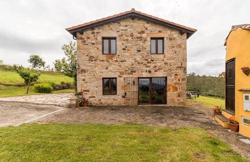 Lierganes Apartamento | Apartamento 'El Manantial' con vistas a la montaña, jardín privado y Wi-Fi