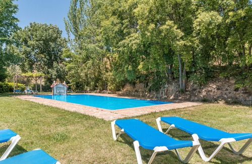 La Zubia Apartamento | Apartamento 'El Tinao' con vistas a la montaña, piscina compartida y Wi-Fi