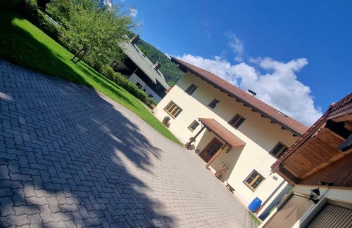 Bischofswiesen Apartamento | Apartment Elisabethfor 1-6 persons, 3 bedrooms, shower/WC, bathtub, bathroom