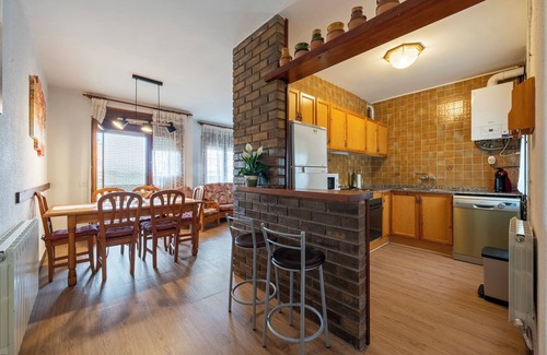 Prades Apartamento | Apartamento 'Els Estels' con vistas a la montaña, terraza privada y Wi-Fi