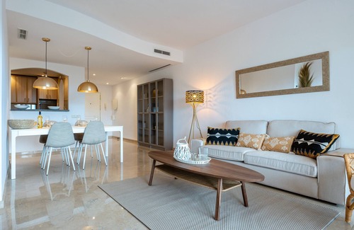 Elviria Apartamento | Apartamento 'Elveria Hills' con vistas al mar, Wi-Fi y aire acondicionado