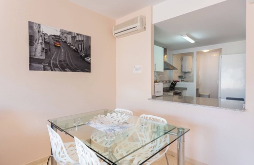 Les Deveses Apartamento | Apartamento 'Entre Olas 2' con piscina compartida, terraza privada y aire acondicionado.