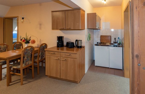 Werben Apartamento | Apartment Erle, comb. Living room/bedroom/kitchenette, shower/WC (1 bedroom in the attic) - Zimmermanns Ferienhof