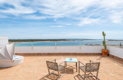 Colonia Sant Jordi Apartamento | Apartamento 'Beachfront Penthouse' con vistas al mar, Wi-Fi y aire acondicionado