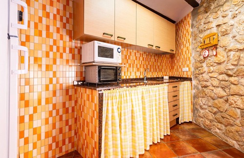 La Pobla de Benifassa Apartamento | Apartamento 'Loft Cuco' con vistas a la montaña y Wi-Fi