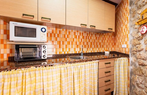 La Pobla de Benifassa Apartamento | Apartamento 'Loft Cuco' con vistas a la montaña y Wi-Fi