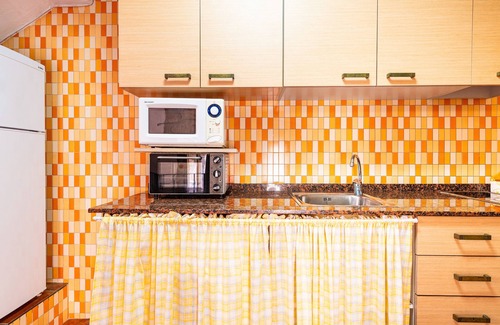 La Pobla de Benifassa Apartamento | Apartamento 'Loft Cuco' con vistas a la montaña y Wi-Fi