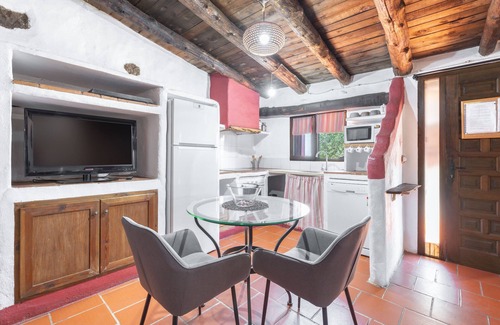 La Torre d'En Besora Apartamento | Apartamento 'Cau' con vistas a la montaña, piscina compartida y terraza privada
