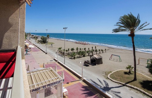 Rincón de la Victoria Apartamento | Apartamento "Estudio 1 - Frente al mar" Cerca de la playa con vistas al mar, balcón y jardín