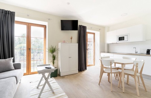 Villaverde de Pontones Apartamento | Apartment for families or couples with double whirlpool bath and garden view.