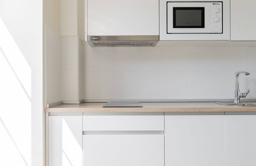Villaverde de Pontones Apartamento | Apartment for families or couples with double whirlpool bath and garden view.