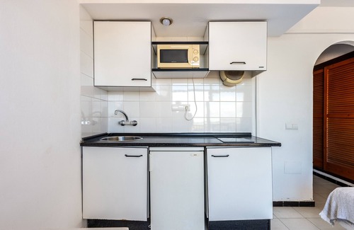 Es Pujols Apartamento | Apartamento 'Estudio Mirada 307' con vistas al lago, Wi-Fi y aire acondicionado