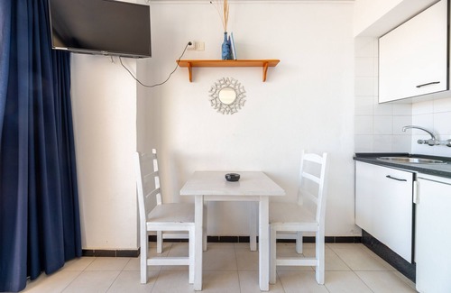 Es Pujols Apartamento | Apartamento 'Estudio Mirada 307' con vistas al lago, Wi-Fi y aire acondicionado