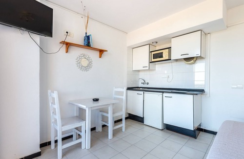 Es Pujols Apartamento | Apartamento 'Estudio Mirada 307' con vistas al lago, Wi-Fi y aire acondicionado