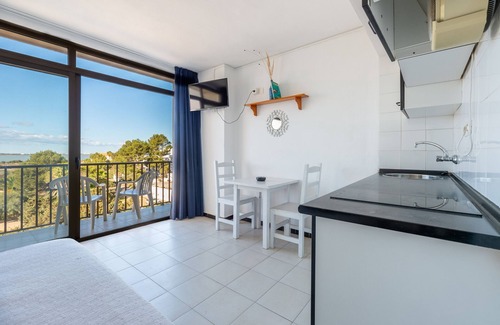 Es Pujols Apartamento | Apartamento 'Estudio Mirada 307' con vistas al lago, Wi-Fi y aire acondicionado