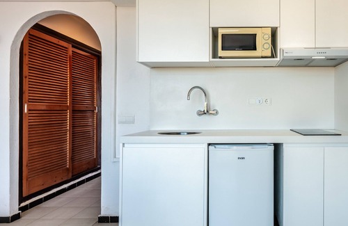 Es Pujols Apartamento | Apartamento 'Estudio Mirada 309' con vistas al lago, Wi-Fi y aire acondicionado
