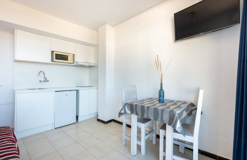 Es Pujols Apartamento | Apartamento 'Estudio Mirada 309' con vistas al lago, Wi-Fi y aire acondicionado