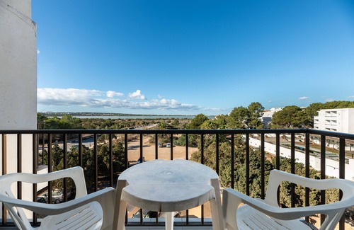 Es Pujols Apartamento | Apartamento 'Estudio Mirada 309' con vistas al lago, Wi-Fi y aire acondicionado
