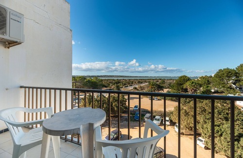 Es Pujols Apartamento | Apartamento 'Estudio Mirada 309' con vistas al lago, Wi-Fi y aire acondicionado