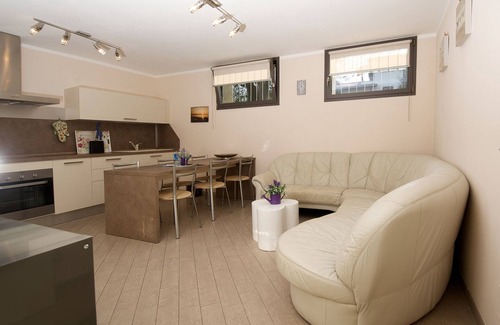 Toscolano Maderno Apartamento | Apartment Farfalla with air conditioning, pool 10 x 5 and parking, 250 meters from the lake