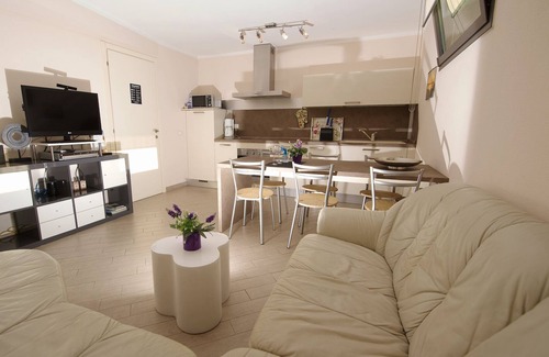 Toscolano Maderno Apartamento | Apartment Farfalla with air conditioning, pool 10 x 5 and parking, 250 meters from the lake