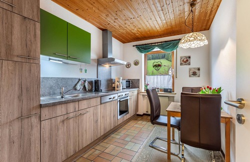 Sorpetal Apartamento | Apartamento 'Ferienwohnung Rehsiepen' con vistas a la montaña, terraza privada y Wi-Fi