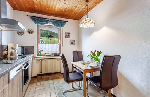 Sorpetal Apartamento | Apartamento 'Ferienwohnung Rehsiepen' con vistas a la montaña, terraza privada y Wi-Fi