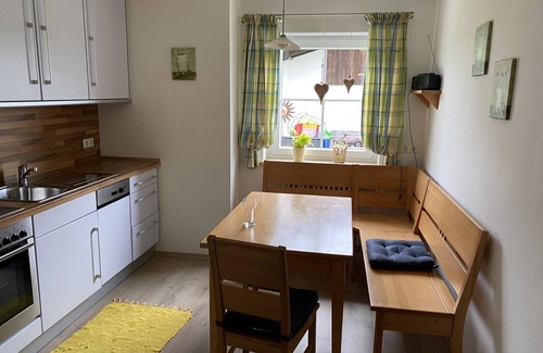 Waging am See Apartamento | Apartamento 'Ferienwohnung Haus Bauer' con vistas a la montaña, terraza privada y Wi-Fi