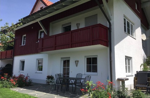 Waging am See Apartamento | Apartamento 'Ferienwohnung Haus Bauer' con vistas a la montaña, terraza privada y Wi-Fi