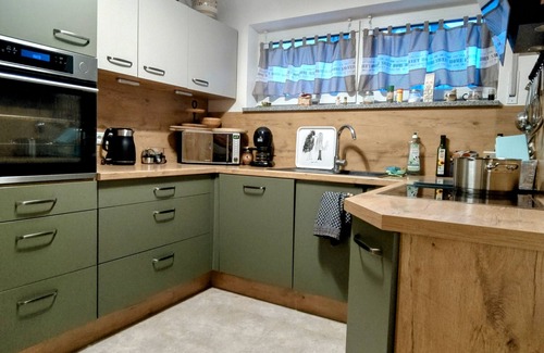 Ichenhausen Apartamento | Apartamento 'Ferienwohnung Happy' con terraza privada, jardín privado y Wi-Fi