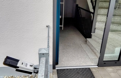 Ichenhausen Apartamento | Apartamento 'Ferienwohnung Happy' con terraza privada, jardín privado y Wi-Fi