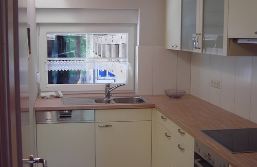 Simmersfeld Apartamento | Apartamento 'Ferienwohnung Zum Köllbachtal' con balcón y Wi-Fi