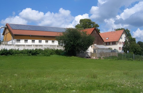 Simmersfeld Apartamento | Apartamento 'Ferienwohnung Zum Köllbachtal' con balcón y Wi-Fi