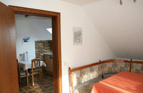 Attendorn Apartamento | Apartamento 'Ferienwohnung' con jardín privado, balcón y Wi-Fi
