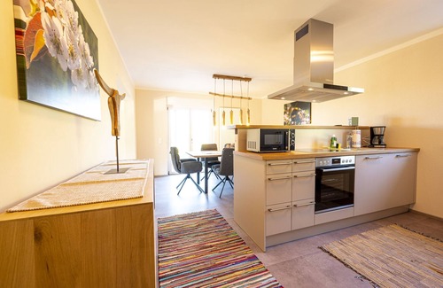 Loffenau Apartamento | Apartamento 'Ferienwohnung Auerhahn' con vistas a la montaña, terraza privada y Wi-Fi