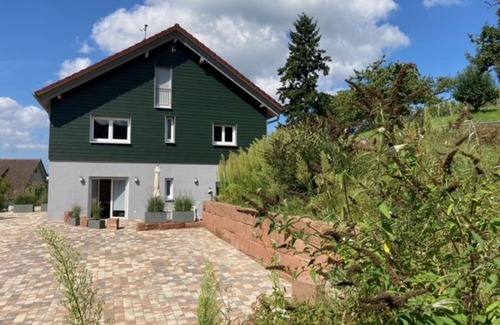 Loffenau Apartamento | Apartamento 'Ferienwohnung Auerhahn' con vistas a la montaña, terraza privada y Wi-Fi