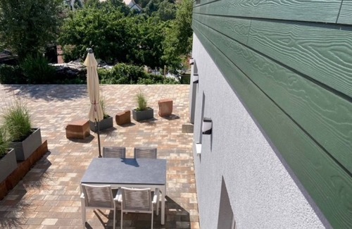 Loffenau Apartamento | Apartamento 'Ferienwohnung Auerhahn' con vistas a la montaña, terraza privada y Wi-Fi