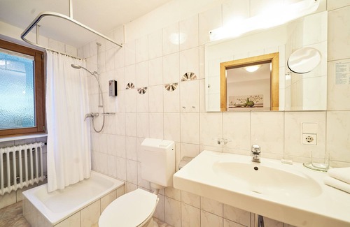 Heiligenberg Apartamento | Apartment 'Fewo 2' with Shared Terrace and Wi-Fi