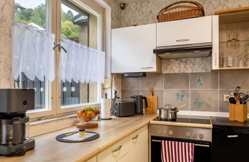 Bad Liebenstein Apartamento | Apartamento 'Ferienwohnung Fleißige Biene' con vistas a la montaña, terraza privada y Wi-Fi