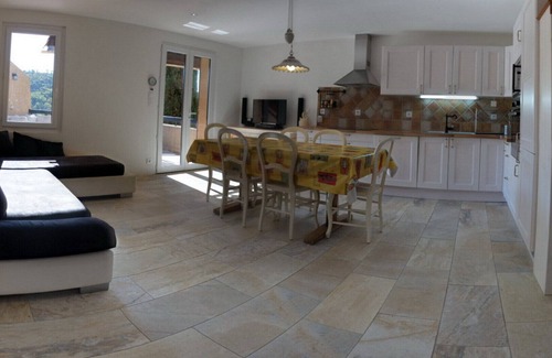 Esparron-de-Verdon Apartamento | Esparron de Verdon nuevo apartamento para 6 personas. con hermosas vistas del lago