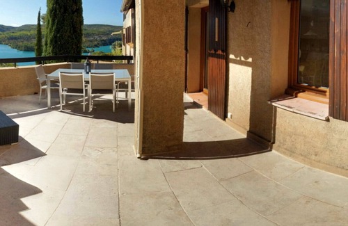 Esparron-de-Verdon Apartamento | Esparron de Verdon nuevo apartamento para 6 personas. con hermosas vistas del lago