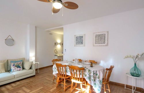 Arenys de Mar Apartamento | Apartamento para 8 personas a 2 minutos a pie de la playa y la estacion de tren en arenys de mar